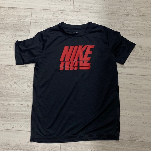 Red and black silky Nike t shirt gently used - Picture 1 of 2